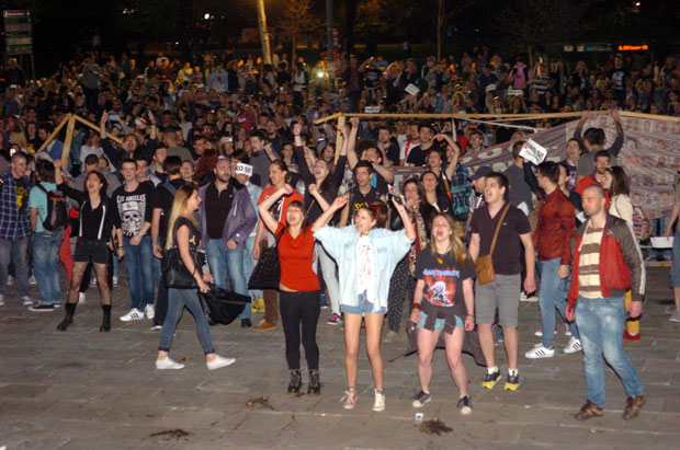 Током протеста студената против изборних резултата, уништен српски зид плача испред Скупштине